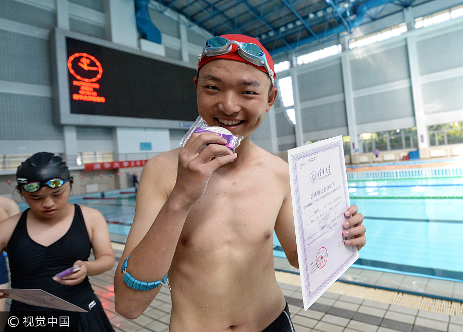 Tsinghua students take swimming test to get degree