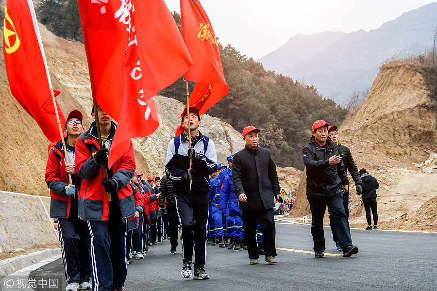 On their way: Hundreds of students hike in Shanxi