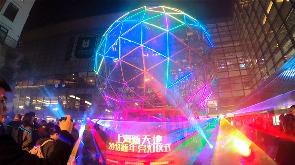 Hi-tech Christmas tree lights up Shanghai Xintiandi