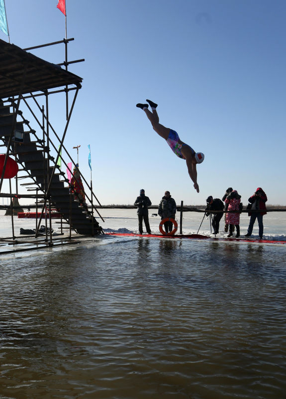 Winter swims offer chance for frozen fun in Harbin