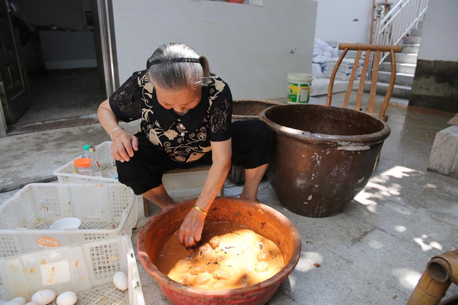 86-year-old transforms her village by selling eggs online