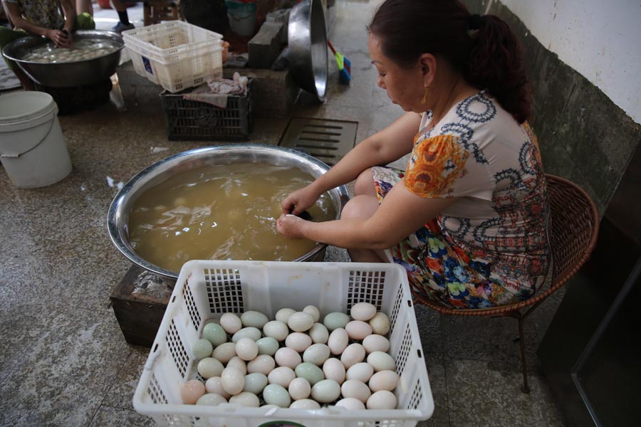 86-year-old transforms her village by selling eggs online
