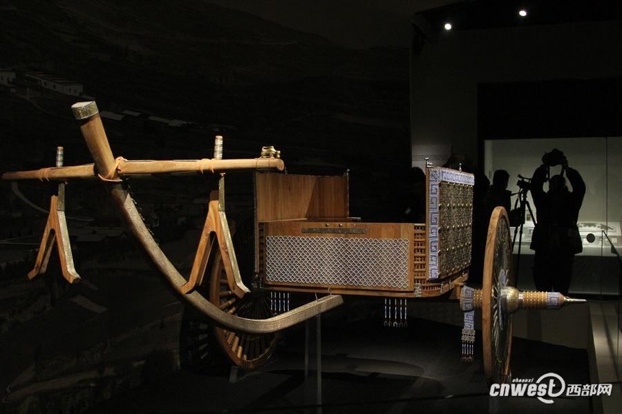 Replica of luxurious chariot from ancient times wows Xi'an visitors
