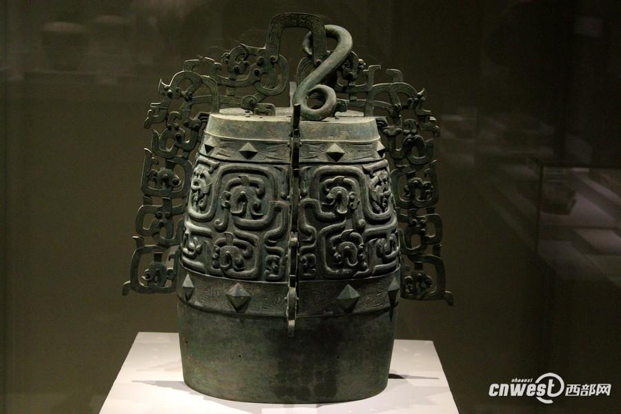 Replica of luxurious chariot from ancient times wows Xi'an visitors