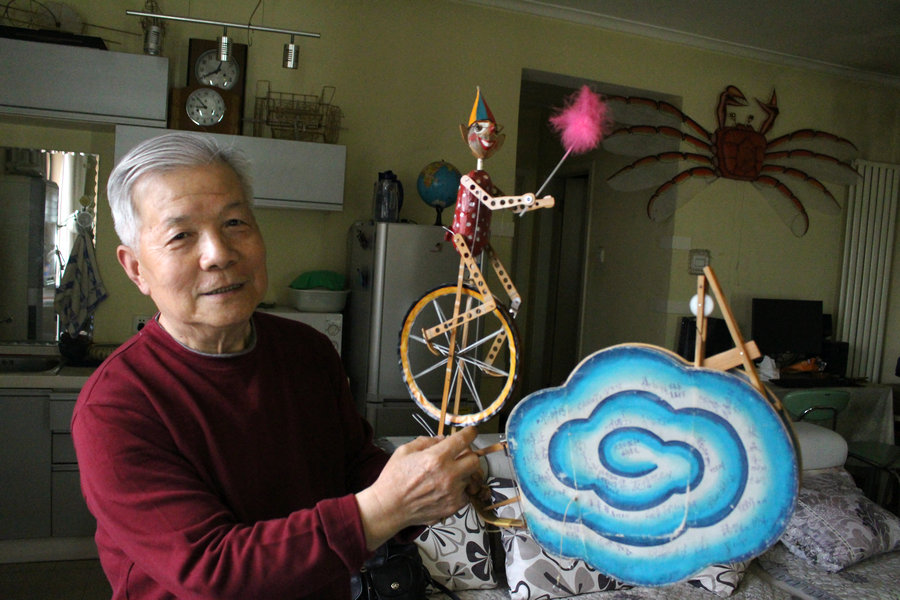 A 75-year-old kite runner in west China's Shannxi