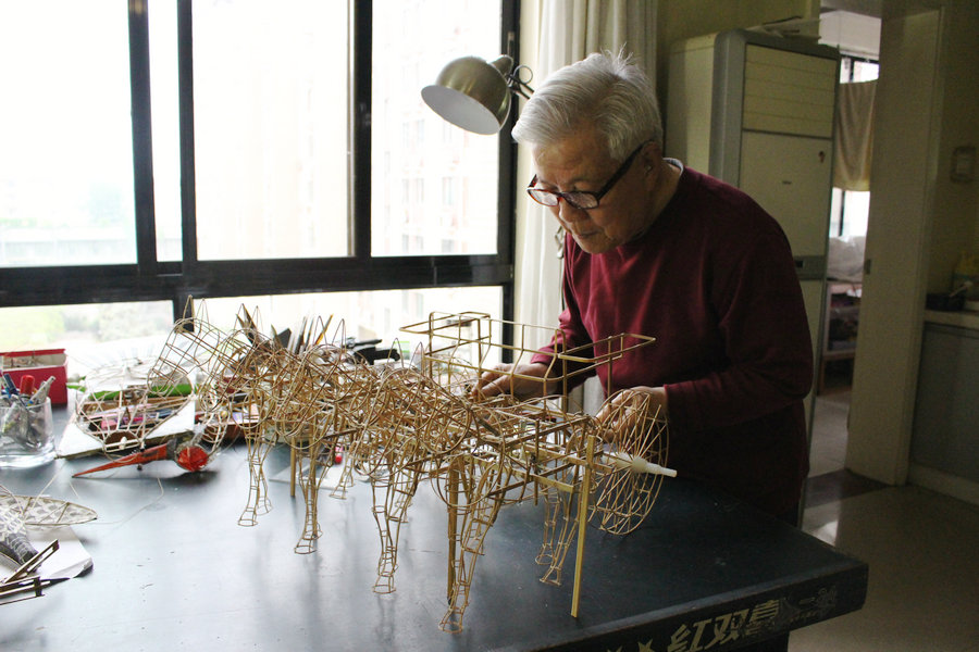 A 75-year-old kite runner in west China's Shannxi