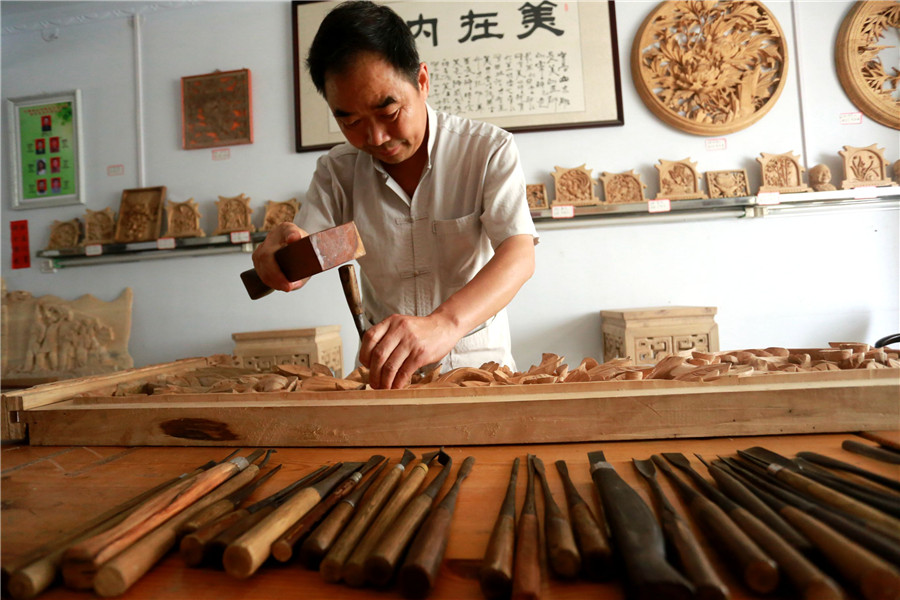 Inheritor of Songshan wood carving in C China