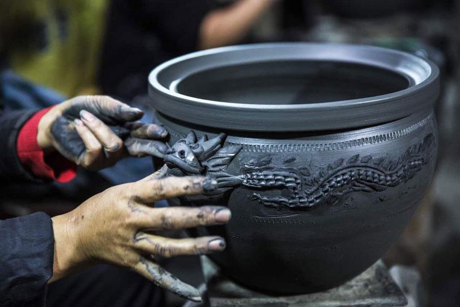 Yingjing County's hand-crafted 'black pottery'