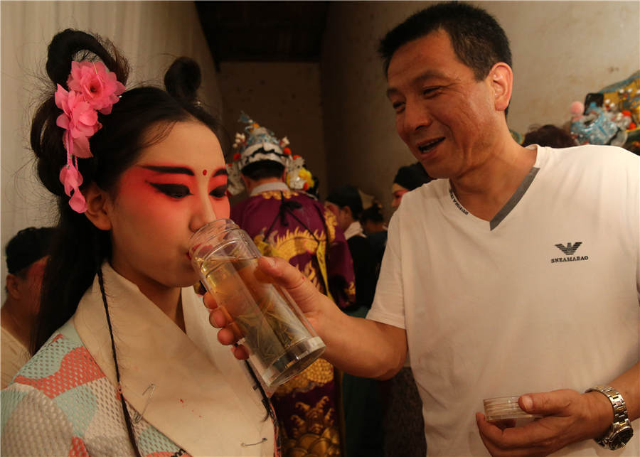 Qinqiang Opera actors brave heat to bring smile to faces