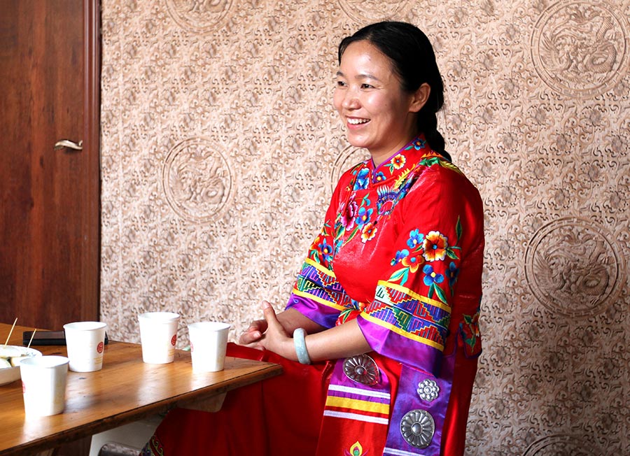 Former banker returns home to promote Miao embroidery