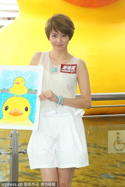 Gigi Leung poses with Rubber Duck of HK