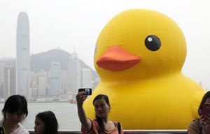 Gigi Leung poses with Rubber Duck of HK