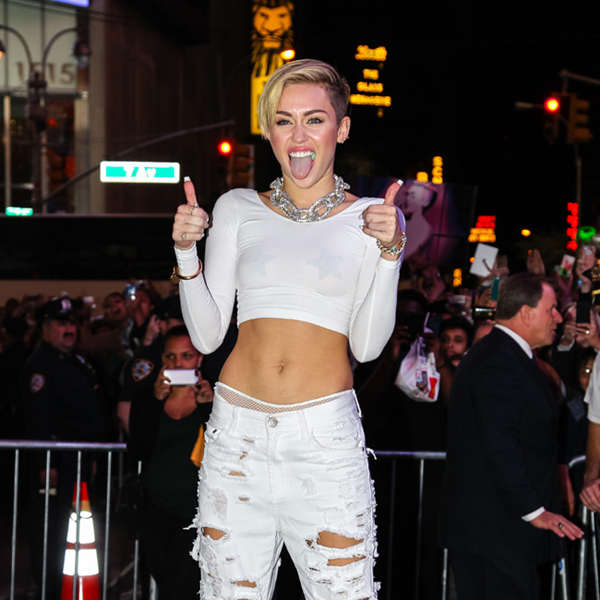 Miley Cyrus doesn't 'know how to smile'