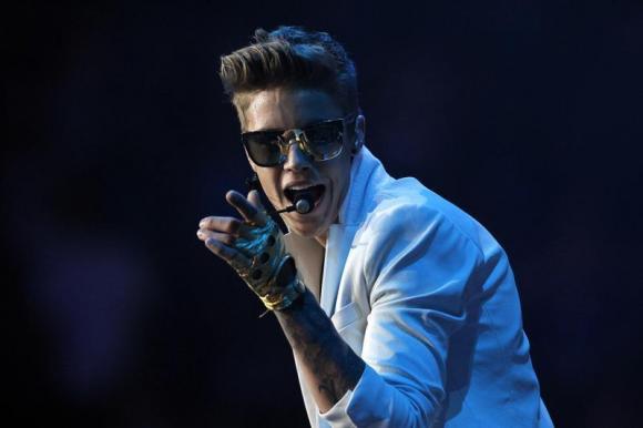 Justin Bieber flirts with retirement in Christmas Eve tweets