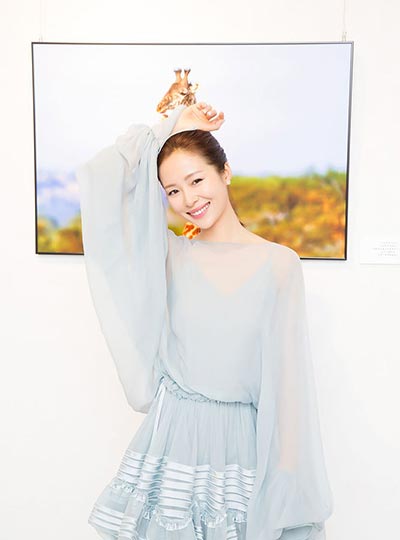 Actress Jiang Yiyan's photo exhibition wows fans in Shanghai