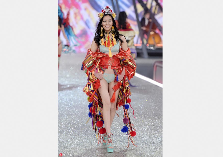 4 Chinese models strut their way at Victoria's Secret Fashion Show