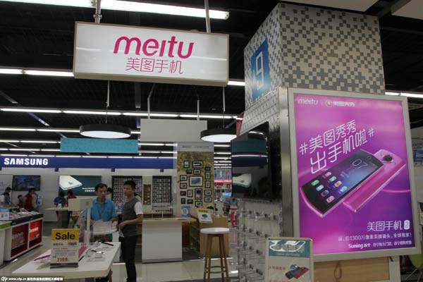 Outsiders challenge traditional smartphone makers