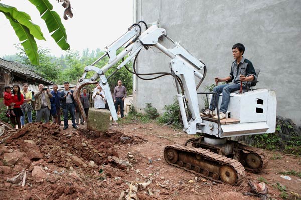 Man impresses with home-made excavator