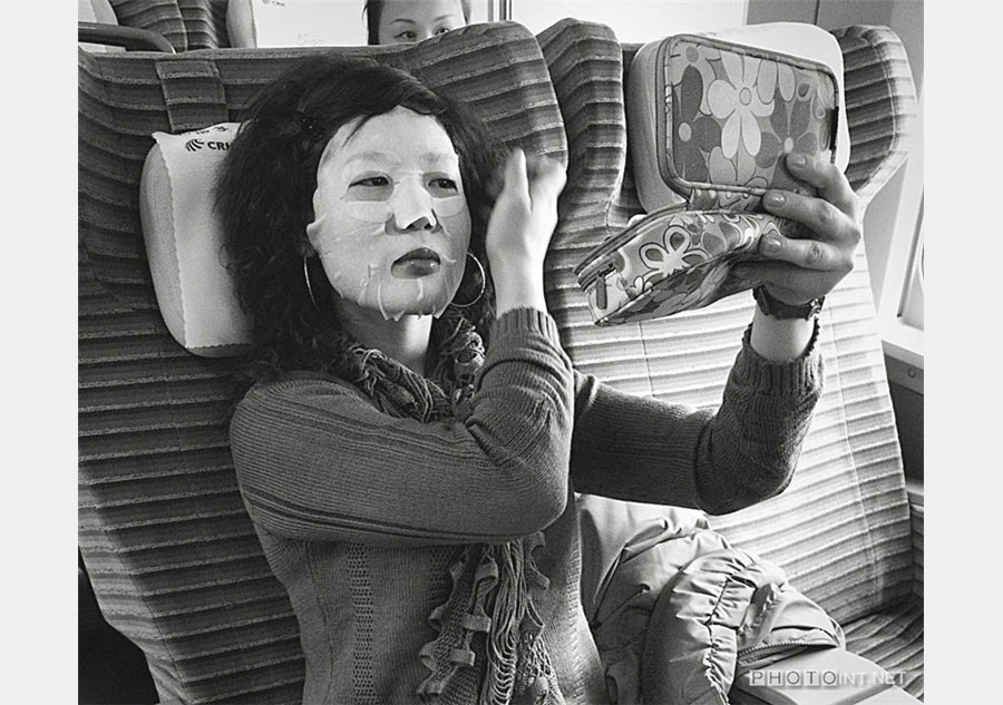 Photographer captures Chinese on the train
