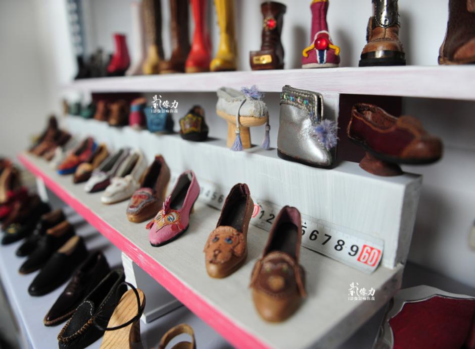 Shoemaker creates amazing miniature leather shoes