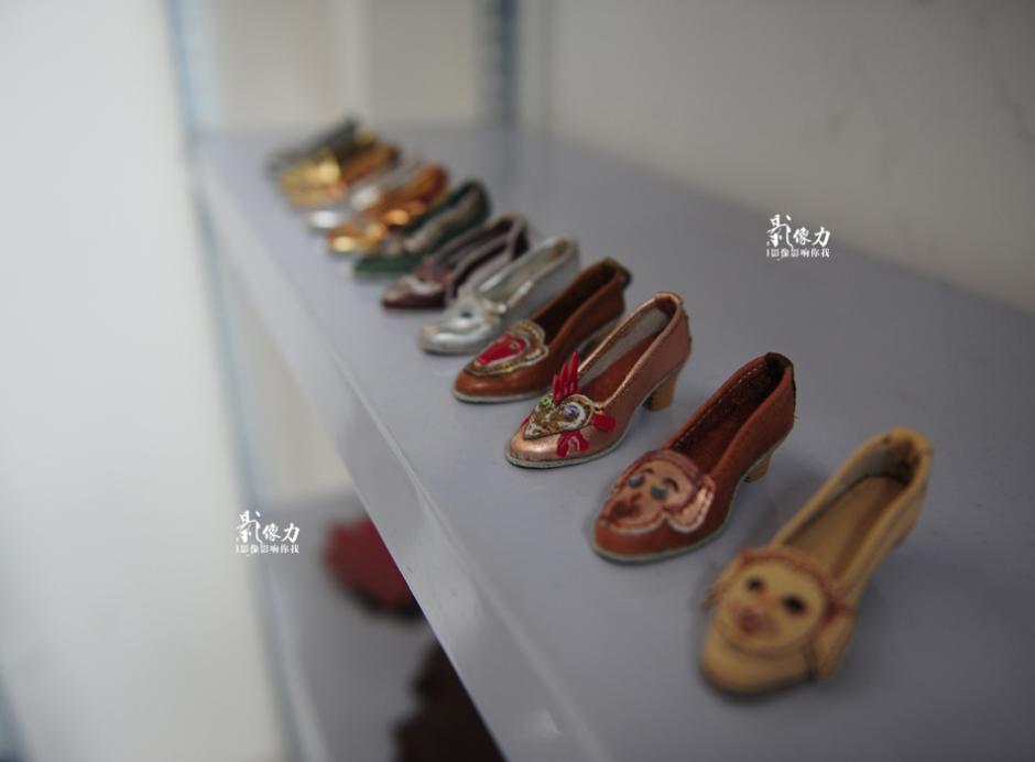 Shoemaker creates amazing miniature leather shoes