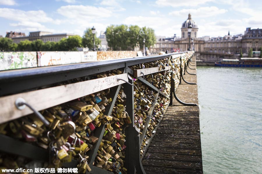 Paris removes all 'love locks' from bridge