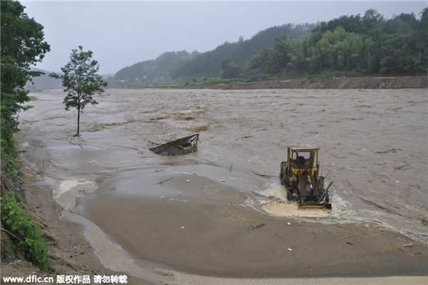 Heavy rain, flood hit many parts of China