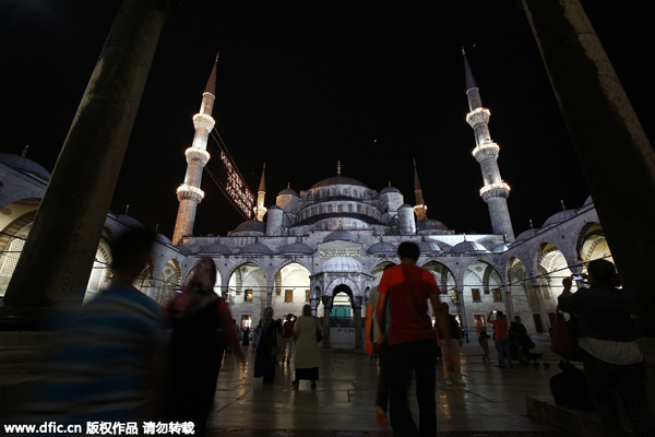 Muslims around the world mark first eve of holy month