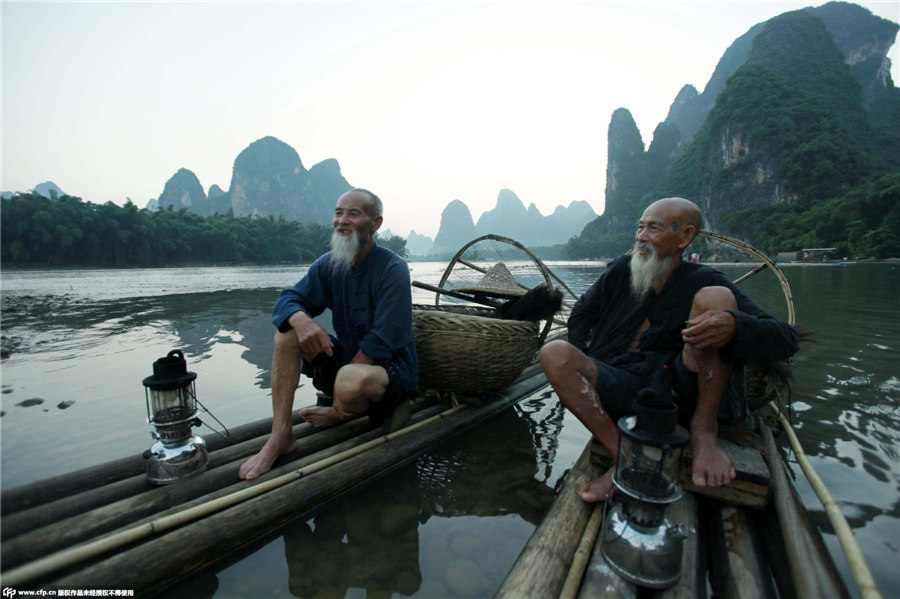 Grandfathers' model life on the Lijiang River