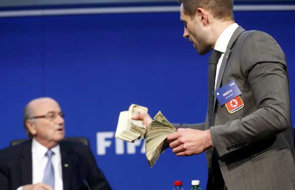 Blatter showered with paper money before unveiling FIFA reform plan