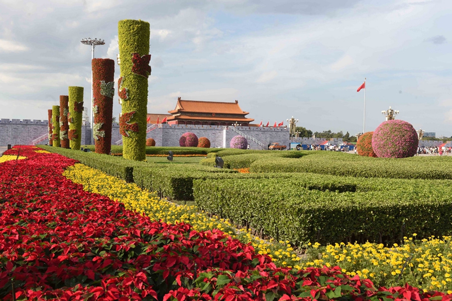 Floral replica of the Great Wall appears on Tian'anmen Square