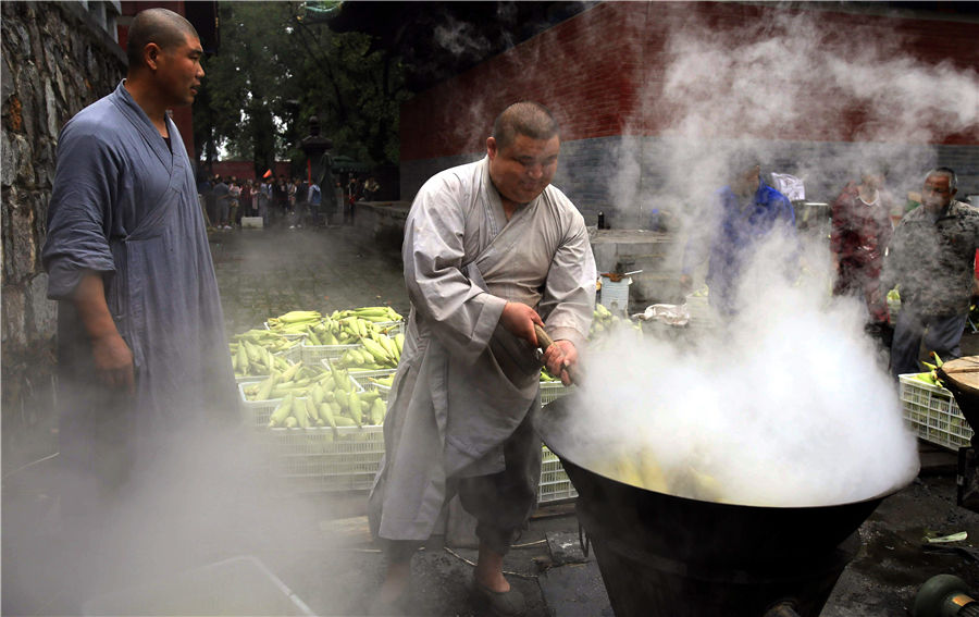 Shaolin Temple shares harvest with tourists