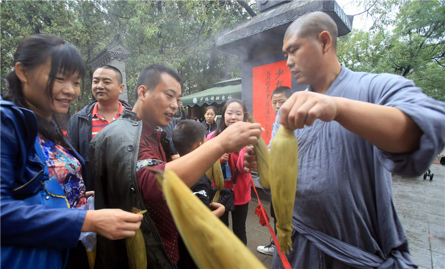 Shaolin Temple shares harvest with tourists