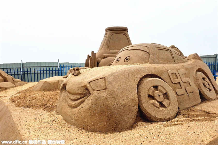 Vivid sand sculptures attract visitors in Hunan