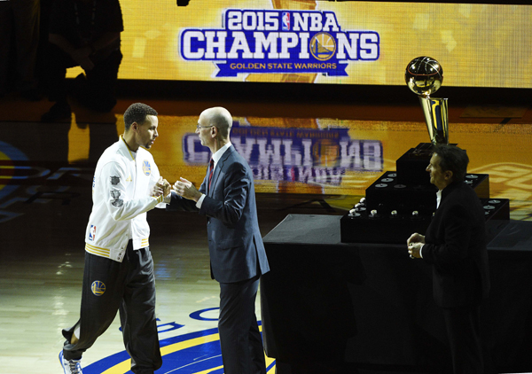 NBA MVP Curry scores 40 points, Warriors win opener