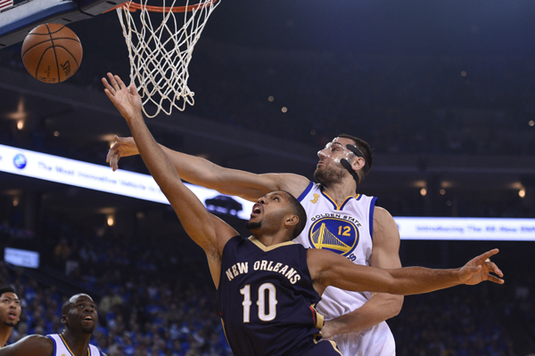 NBA MVP Curry scores 40 points, Warriors win opener