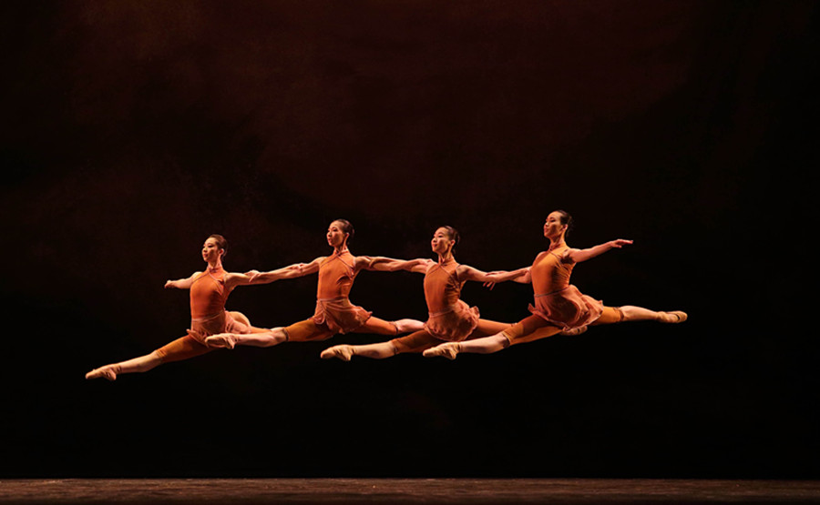 Top ballet dancers light up Beijing stage