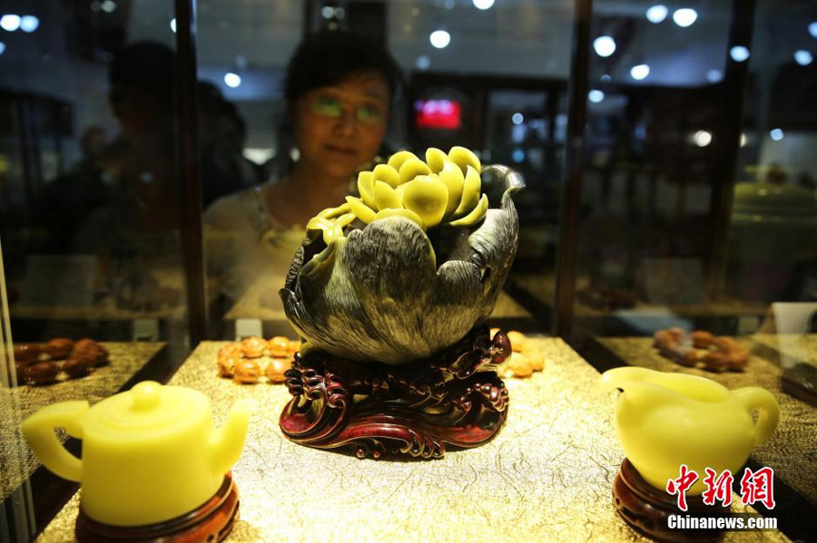 Exquisite gold and jade products go on display in Beijing