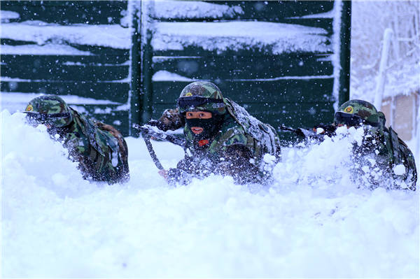 Border defense soldiers attend training in heavy snow in Xinjiang