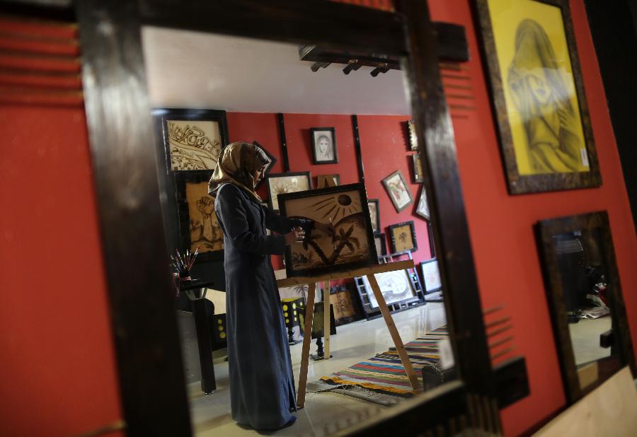 Palestinian girl 'pours' coffee on paintings