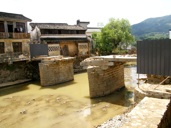 Hunxiu Bridge hit by floods