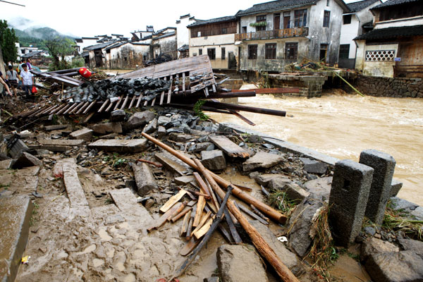 Hunxiu Bridge hit by floods