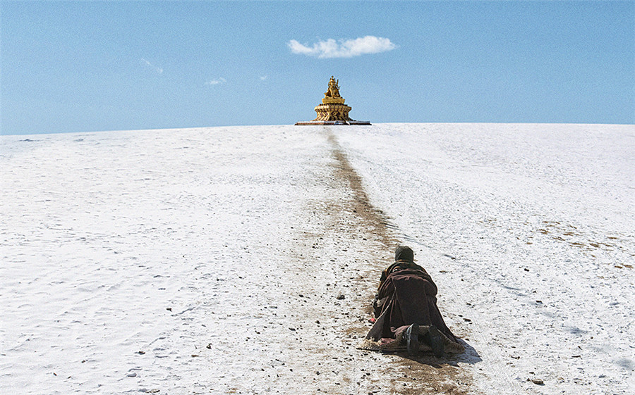 Stunning images of devout Tibetan Buddhist pilgrims in winter
