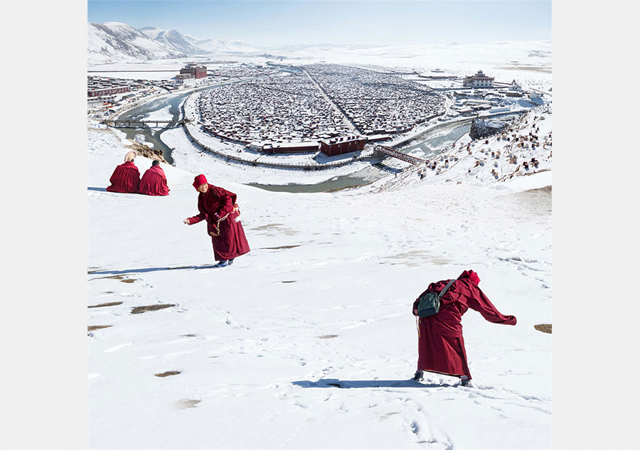 Stunning images of devout Tibetan Buddhist pilgrims in winter