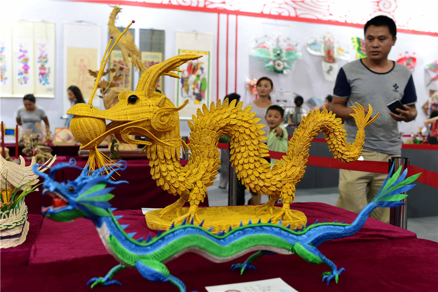 People view handicrafts at 4th China Intangible Cultural Heritage Expo in Jinan