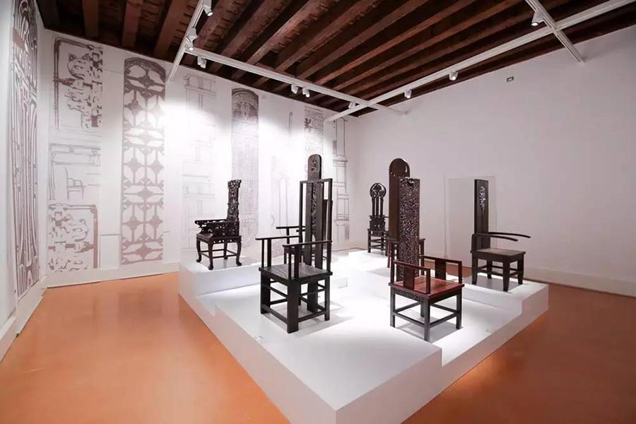 Han Meilin displays his art works in Venice