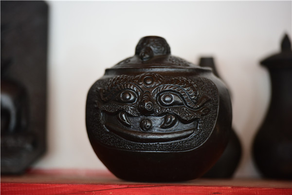 Tibetan craftsmen turn Yunnan village into pottery hub