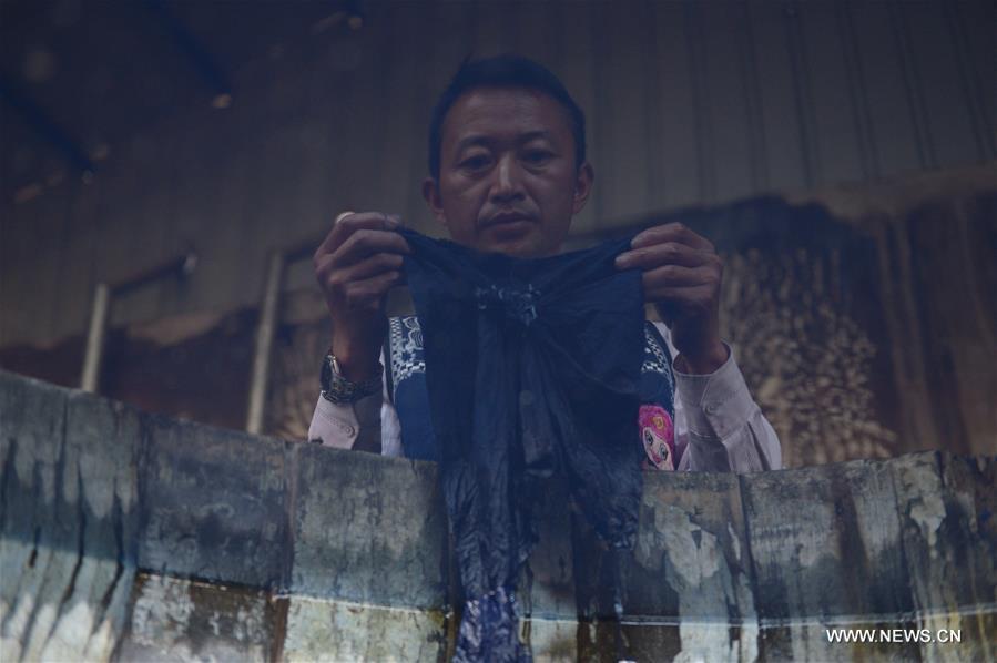 Tie-dyeing process: traditional folk technique of Bai ethnic group