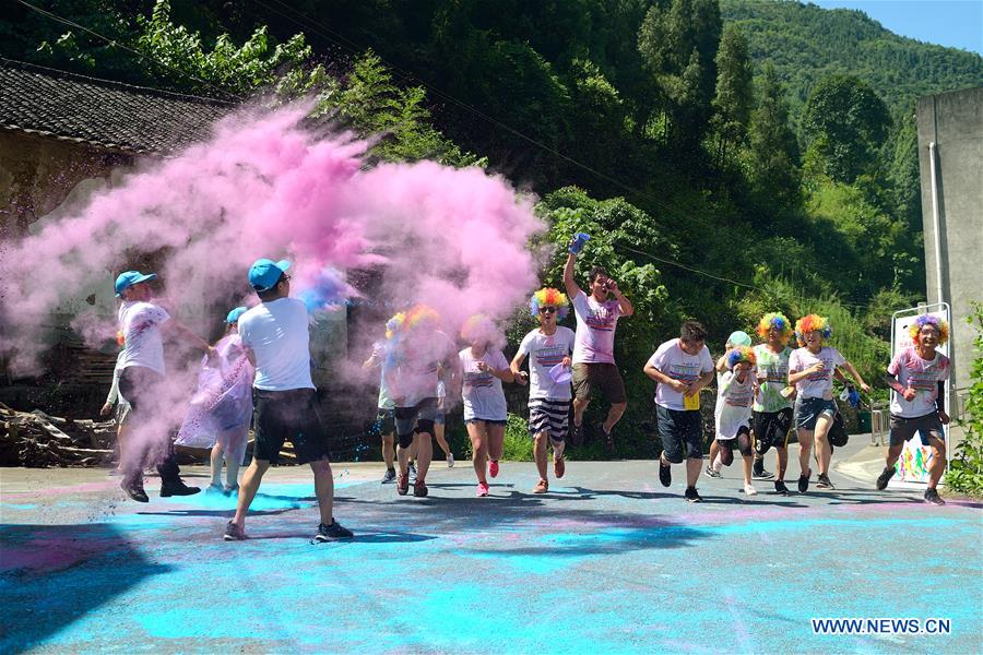 Tourists take part in color run in scenic spot of C China's Hubei