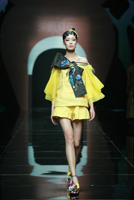 Rongchang ramie show shines in Beijing Fashion Week[22]- Chinadaily.com.cn